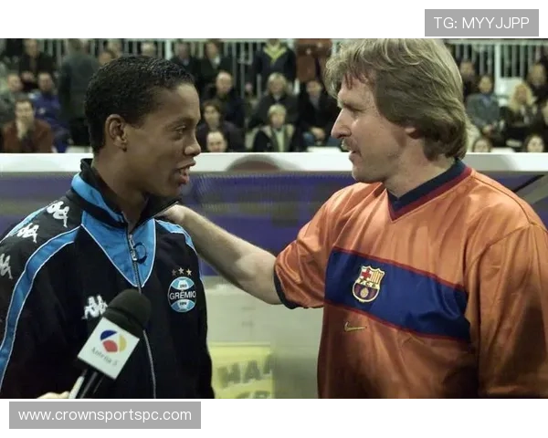 罗纳尔迪尼奥这姿态，比普通人连躺椅都高级不知道多少个档次